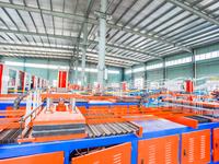 Macchinari di produzione su larga scala in un ambiente industriale, in mostra attrezzature di produzione industriale